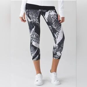 Lululemon Wunder Under Crop Mist White Black size 8